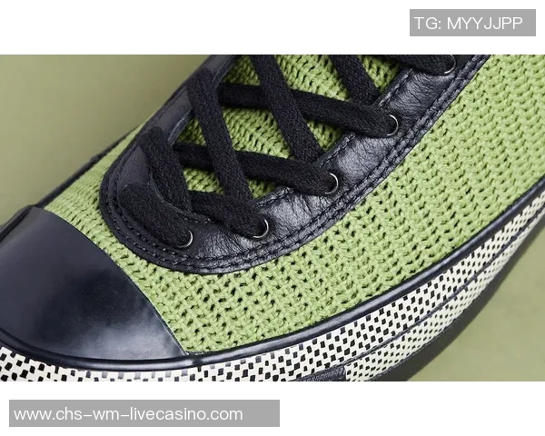 选择足球鞋时高帮与低帮的优缺点分析及适合人群推荐